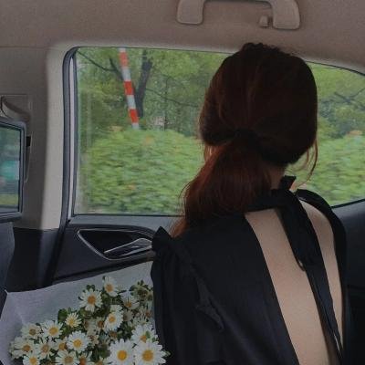 港台老牌艺人机场牵手女助理，短时间内内幕曝光，经纪人连夜公关